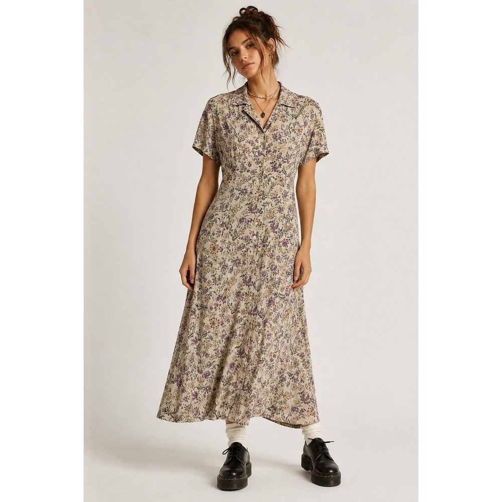 Floral Short-Sleeve Maxi Dress in Beige and Lavender